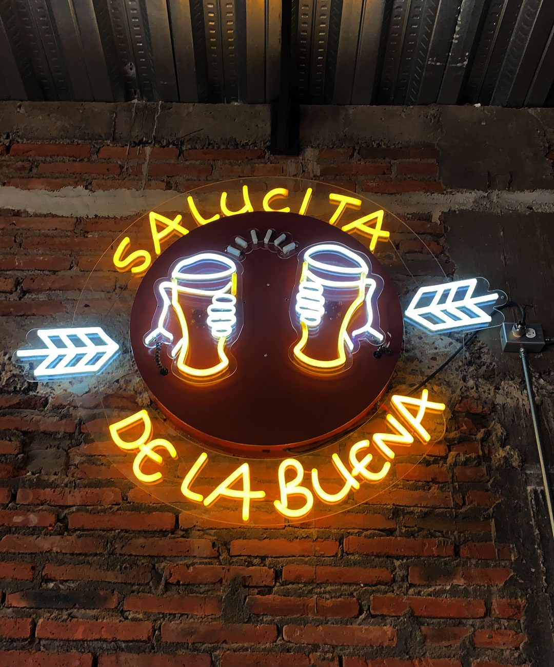 Letrero de neón en el taproom